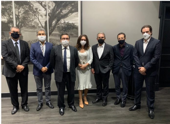 Na foto, da esquerda para a direita: João Paleóloge, diretor executivo da Aberc; Ricardo Nogueira, vice-presidente executivo da Abralimp, João Diniz, presidente da Cebrasse, Tatiana Diniz, diretora social do Sesvesp; Francisco Balestrin, presidente do SindHosp; Marun David Cury, diretor de Defesa Profissional da Associação Paulista de Medicina e Fernando Versignassi, presidente da Associação Brasileira das Empresas de Odontologia (Abeo)