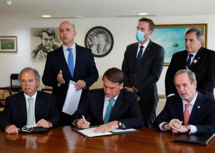 Presidente Bolsonaro e ministros assinam nova lei