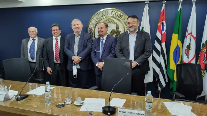 SETOR DE SERVIÇOS SE REÚNE COM RELATOR DA REFORMA DO IR PARA PEDIR QUE PROJETO NÃO VÁ ADIANTE