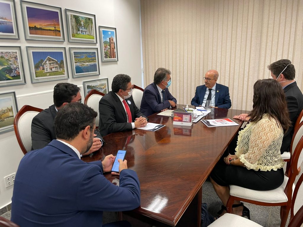 O presidente da Cebrasse João Diniz se reuniu com o senador Jorginho Melo (PL/SC) para tratar de Reforma Tributária. Ele estava acompanhado do deputado federal Laércio Oliveira e do consultor técnico da Anafisco, Alberto Macedo, que também apresentou a proposta do Simplifica Já. Diniz falou sobre as dificuldades que o setor de serviços, que representa 2/3 do PIB, está sofrendo para conseguir discutir quando o assunto é PEC 110 e que essa foi a mesma dificuldade que o setor teve com a PEC 45. O senador disse que iria intermediar uma reunião com o relator, o senador Roberto Rocha (PL/MA).  Diniz lembrou o setor teve mais facilidade ao dialogar com o relator da reforma do Imposto de Renda, Ângelo Coronel, que concordou com preocupação do setor de serviços com a elevação da carga tributária. “O relator deu a entender que não está satisfeito em avançar com a reforma neste momento, diante da pandemia e do desagrado dos setores. Existe uma tendência de que essa reforma não vá caminhar. Nas entrelinhas, o relator sinalizou isso”, informou Diniz, acrescentou, afirmando ainda que a maior preocupação atualmente é com a PEC 110.  O presidente da Cebrasse demonstrou preocupação com o fato de que o presidente do Senado Rodrigo Pacheco tem a intenção de tocar a PEC 110 ao mesmo tempo que o setor está tendo dificuldades de negociar. “O Congresso não vai querer matar a galinha dos ovos de ouro do Brasil que é o comércio e serviços. Precisamos de desoneração da folha ou alíquotas diferenciadas”, afirmou  Alberto Macedo acrescentou que o relatório da PEC 110, recém apresentado, é muito ruim. “Tem diversos pontos preocupantes, é um ICMS piorado. O IVA traz mais problema do que solução, além do que não teria uma alíquota máxima. Estamos mobilizando o Simplifica Já (com secretários e prefeitos) e também com a iniciativa privada. Sem dúvidas é a melhor opção para o Brasil e inclui também a desoneração da folha”, explicou.