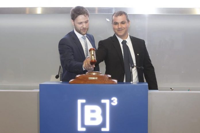 Projeto do Governo Federal para a concessão é inédito e foi formatado nos moldes da Política Nacional de Resíduos Sólidos e do Marco Legal do Saneamento, com apoio do Ministério do Desenvolvimento Regional (MDR) Foi realizado No último dia (14/04) o primeiro leilão do país exclusivo para serviços de manejo de resíduos sólidos urbanos. Oito municípios de Minas Gerais que integram o Consórcio Intermunicipal de Desenvolvimento Regional do Vale do Rio Grande (Convale) irão receber, em 30 anos, mais de R$ 1,1 bilhão para operacionalização e melhoria dos serviços. O projeto para a concessão é inédito e foi formatado nos moldes da Política Nacional de Resíduos Sólidos (PNRS) e do Marco Legal do Saneamento, pelo Governo Federal, com apoio do Ministério do Desenvolvimento Regional (MDR). Com a menor tarifa mensal para o usuário oferecida no leilão, o Consórcio S, formado pela Soma Ambiental e pela Seleta e representado pela corretora Ativa Investimentos, garantiu o direito de exploração e prestação de serviços de manejo de resíduos sólidos urbanos nos municípios de Uberaba, Conceição das Alagoas, Sacramento, Delta, Planura, Campo Florido, Veríssimo e Água Comprida, beneficiando cerca de 433 mil pessoas. O prazo da concessão é de 30 anos, prorrogável por até cinco anos. O contrato da concessão visa a garantia e a melhoria dos serviços e inclui as seguintes atividades: coleta, transporte, transbordo, tratamento e destinação final ambientalmente adequada dos resíduos sólidos domiciliares, além da destinação adequada para resíduos de rua provenientes de capina, poda e varrição. Renato Soares, presidente do Convale e prefeito da cidade de Campo Florido (MG), ressalta a importância do leilão para a coleta seletiva dos municípios. “Isso vai mudar o tratamento do lixo, vai trazer melhora para as comunidades. A coleta seletiva vai, gradativamente, evoluir nas residências e nas cooperativas. Acredito que deixaremos esse legado de cultura de educação ambiental”, afirmou. A concessionária vencedora também terá de implementar duas usinas de reciclagem, reformar a usina da Cooperativa dos Recolhedores Autônomos de Resíduos Sólidos e Materiais Recicláveis de Uberaba (Cooperu) e apoiar aos catadores e cooperativas com bolsas de capacitação e melhorias das condições de trabalho. A prefeita de Uberaba, Elisa Araújo, destaca o pioneirismo do projeto. A cidade representa quase 80% do volume de resíduos gerados pelo consórcio. “Vamos ter um serviço de destinação correta dos resíduos sólidos urbanos. Além disso, vamos ter acoplado a esse projeto o serviço de coleta seletiva, que prevê a implantação, em até cinco anos, da coleta seletiva completa”, apontou Elisa Araújo. Um dos diferenciais da concessão é a rota tecnológica utilizada como base. Além da coleta e tratamento dos resíduos e aterramento dos rejeitos, será possibilitado o manejo adequado dos resíduos recicláveis sólidos e o tratamento dos resíduos sólidos com possibilidade de recuperação energética. Com isso, será possível promover o desvio de parcela significativa de resíduos sólidos do aterro sanitário, garantindo que ele receba apenas os rejeitos, atendendo ao que preceitua a PNRS. O ganho de escala também será muito relevante no manejo de resíduos. A delegação de serviços promovida por meio de consórcio público intermunicipal permite incluir municípios de menor porte, possibilitando que eles utilizem um serviço moderno e sustentável. Além disso, os pequenos municípios também auxiliam os maiores na medida em que o volume de rejeitos gerado por eles favorece o ganho de escala, resultando em tarifas menores a todos os cidadãos atendidos pelo projeto. Fonte: Selur | Selurb | Com informações do Ministério do Desenvolvimento Regional