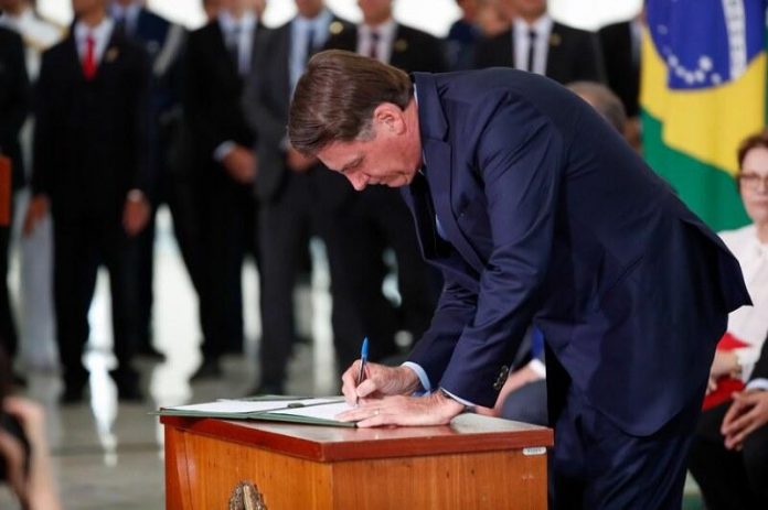 Bolsonaro assina medida com mudanças nas regras de teletrabalho