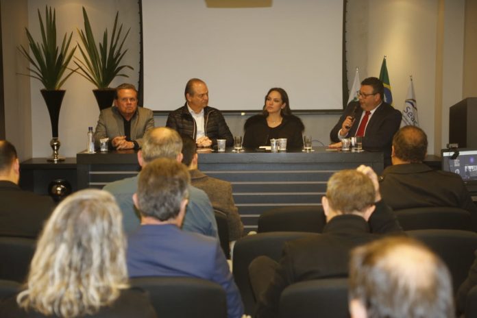 Terceiro Encontro do Ciclo de Debates 2022 promovido pelo SEAC-PR teve presença de Ricardo Barros e Maria Victoria