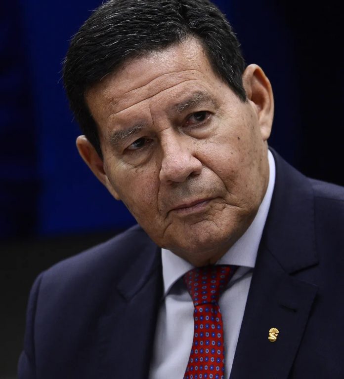 Senador eleito, vice-presidente atual diz que Bolsonaro deve sair de ‘retiro espiritual’ e ‘atuar politicamente’ para voltar em 2026