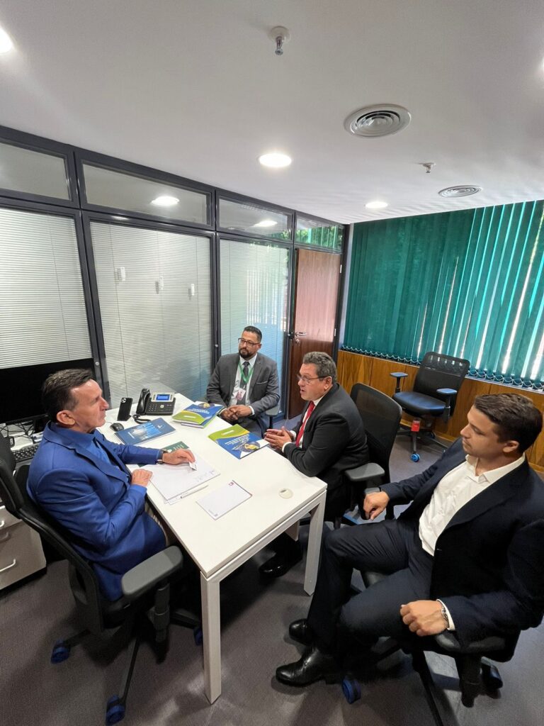 Cebrasse se reúne com parlamentares para discutir impactos da reforma tributária no setor de serviços