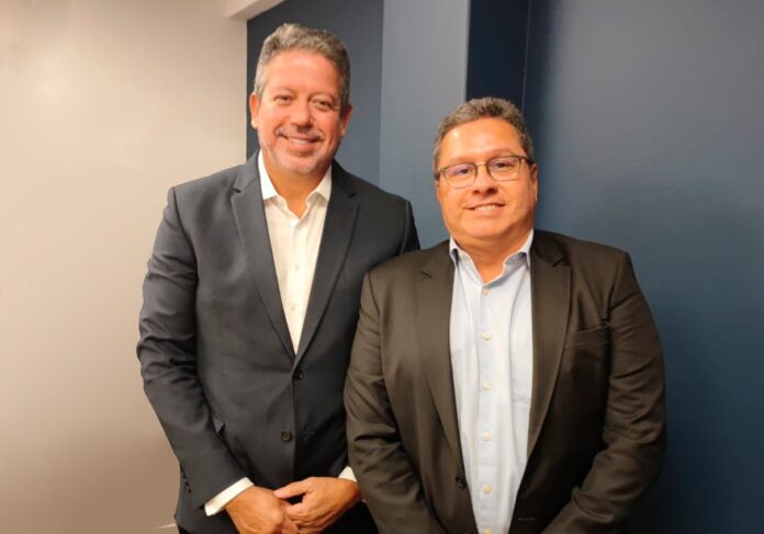 O presidente da Câmara, Arthur Lira (PP-AL) e João Diniz, presidente da CEBRASSE