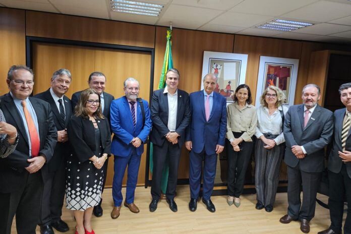Ensino médico: vice-presidente da APM participa de reunião com o ministro da Educação