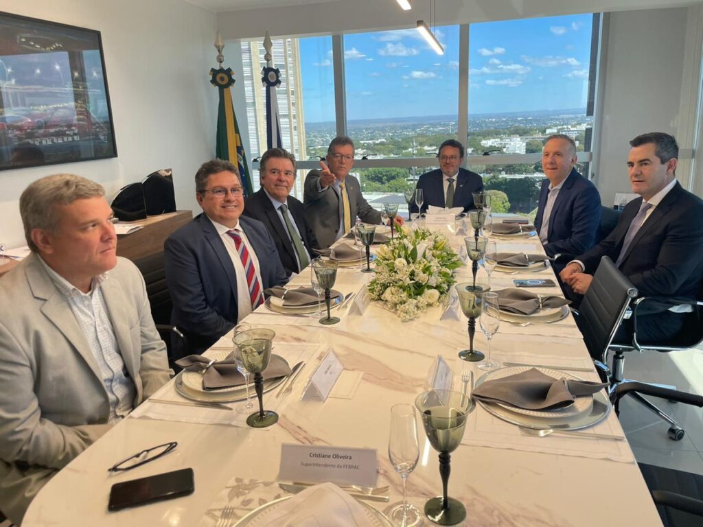 João Diniz debate com relator da reforma tributária os impactos no setor de serviços