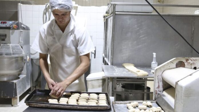 Levantamento mostra que substitutivo da PEC (Proposta de Emenda à Constituição) da reforma tributária pode resultar em aumento de impostos em diversos setores do comércio e serviços ... Leia mais no texto original: (https://www.poder360.com.br/economia/reforma-tributaria-pode-elevar-em-170-impostos-de-servicos/) © 2023 Todos os direitos são reservados ao Poder360, conforme a Lei nº 9.610/98. A publicação, redistribuição, transmissão e reescrita sem autorização prévia são proibidas.