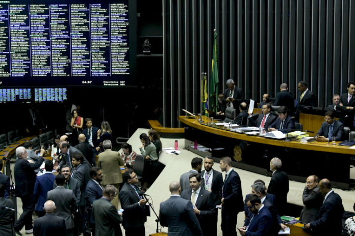 desenrola_brasil-1 Na avaliação do deputado Domingos Sávio (PL-MG), presidente da Frente Parlamentar de Comércio e Serviços, a proposta é um