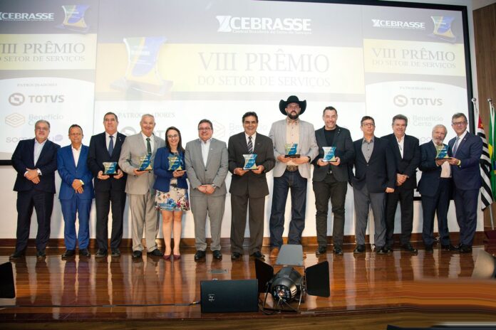 Cebrasse homenageia parlamentares que atuaram em defesa do setor de serviços