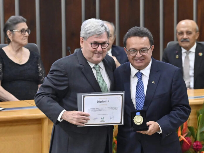 News-12-20 Tomba Farias entrega a Medalha do Mérito Legislativo ao empresário Edmilson Pereira