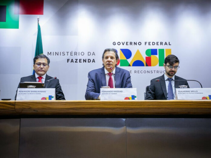 Ministro da Fazenda, Fernando Haddad (ao centro), acompanhado de secretários da pasta / Crédito: Washington Costa/MF