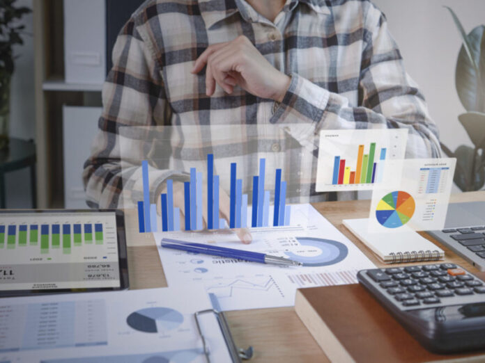 Businesspeople working in finance and accounting Analyze financi