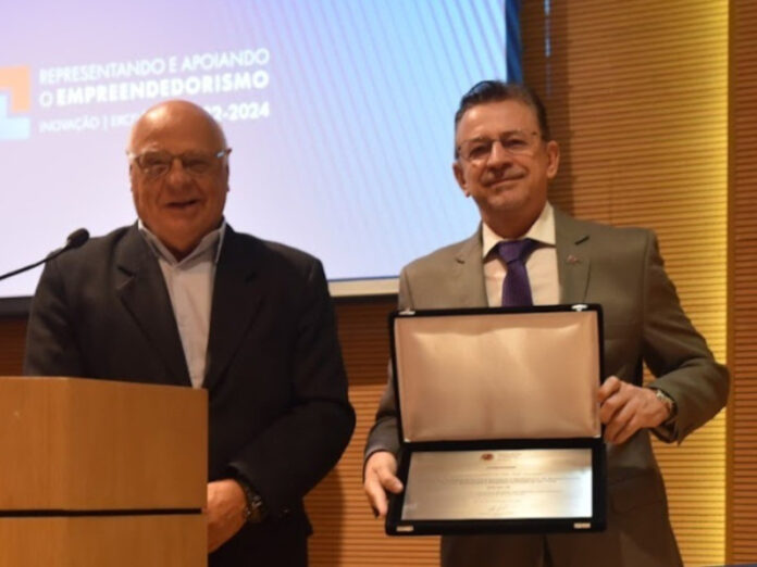 Carlos Alberto Baptistão presidente do Sescon-SP, recebe placa comemorativa de Roberto Mateus Ordine, presidete da ACSP