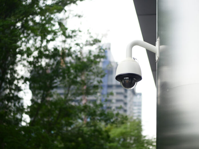 CCTV security camera operating outdoor Câmera de segurança operando ao ar livre