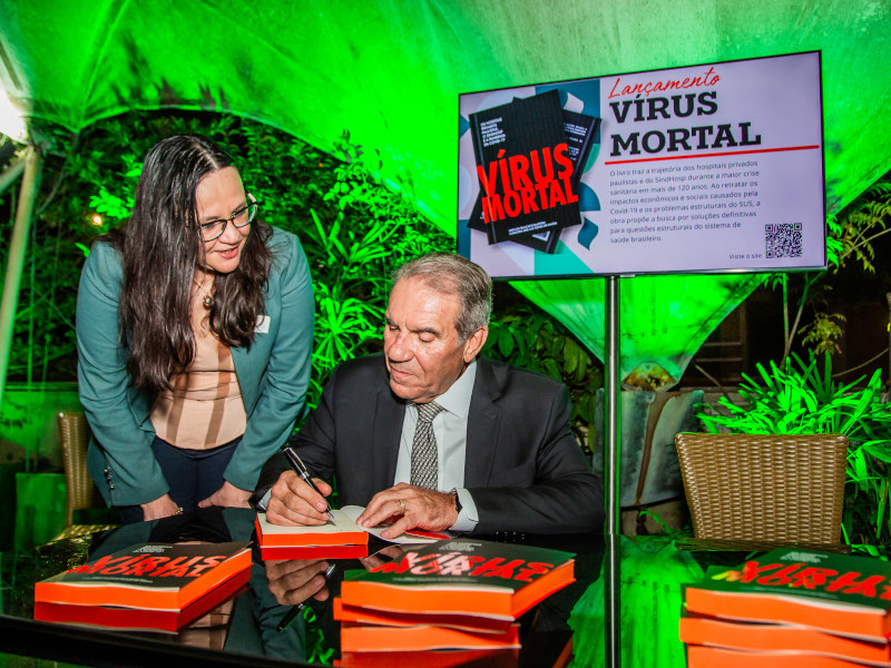 Balestrin autografa livro que comemora o aniversário do SindHosp
