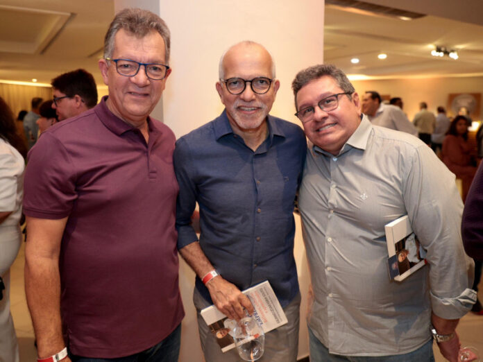 João Diniz com o senador Laércio e o prefeito de Aracaju Edvaldo Nogueira em lançamento de livro