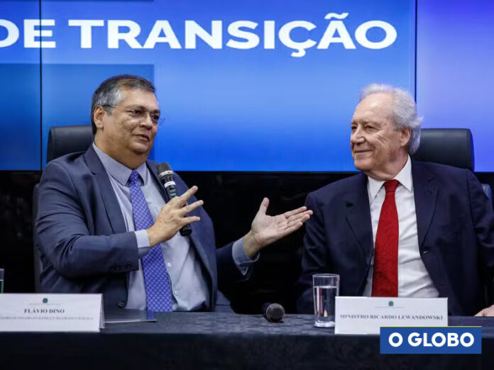 Lewandowski e Flávio Dino durante reunião de transição no comando do Ministério da Justiça — Foto: Brenno Carvalho / Agência O Globo