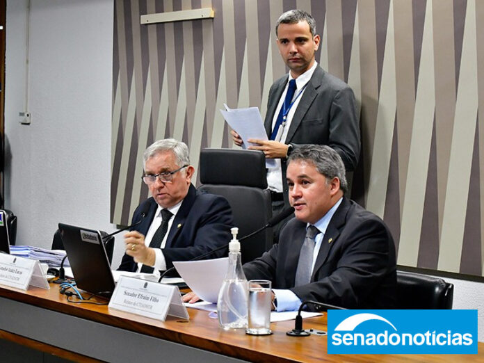 Efraim ( à dir.), ao lado de Izalci, foi relator de todos os anteprojetos apresentados pelos juristas Waldemir Barreto/Agência Senado Fonte: Agência Senado