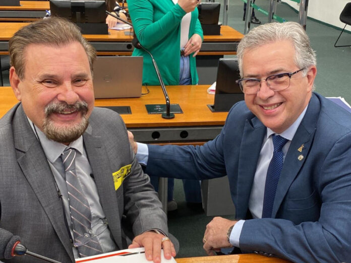 Hamilton de Brito Jr., presidente do SINFAC-SP e da ABRAFESC, com o deputado federal Joaquim Passarinho