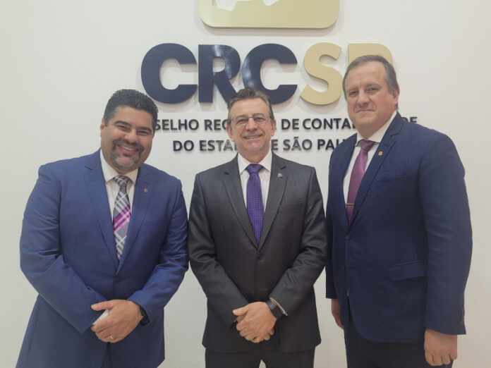 O presidente do Sescon-SP, Carlos Alberto Baptistão, o vice-presidente Antonio Carlos dos Santos e o vice-presidente Financeiro, Jorge Segeti, comandaram um painel abordando exemplos práticos da nova tributação e o split paymentt.