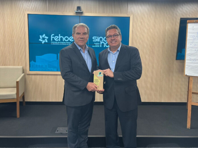 João Diniz entrega pessoalmente ao presidente Balestrim a homenagem da Cebrasse ao SindHosp.