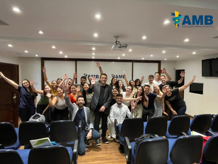 Estudantes de medicina da Faculdade Uninove – campus Vergueiro – participaram na noite desta quarta-feira, dia 25, do treinamento do Projeto Sabe (Suporte de Atendimento Básico de Emergência), que está em sua 7º edição, somente neste ano.