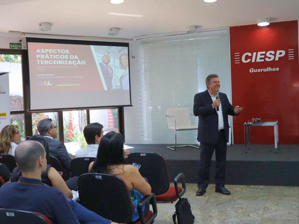 Vander Morales palestrando sobre aspectos práticos da terceirização e o futuro do trabalho.