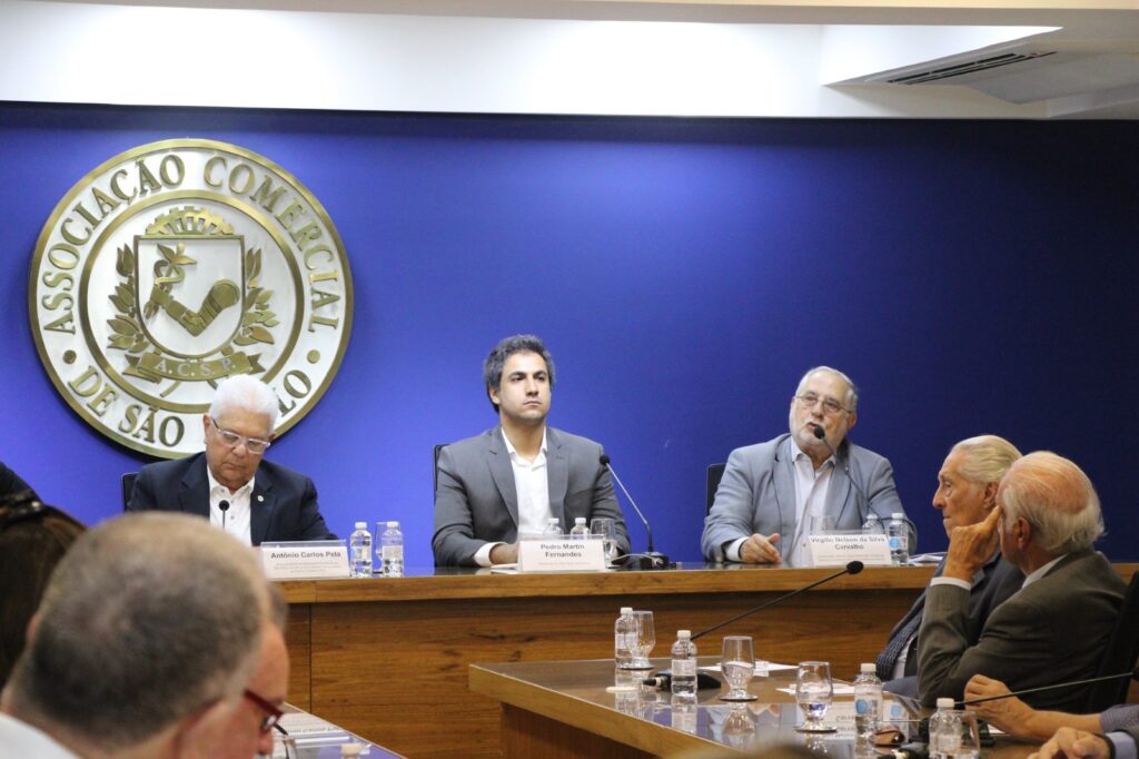 Antonio Carlos Pela, coordenador do CPU (à esquerda) e Virgílio Carvalho, coordenador do NUT, durante o anúncio da criação do novo conselho.