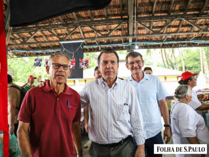 Ministro Luiz Marinho (centro) e equipe visitam Feira da Reforma Agrária em São Paulo, promovida pelo MST (Movimento dos Trabalhadores Rurais Sem Terra) - Priscila Ramos/Divulgação