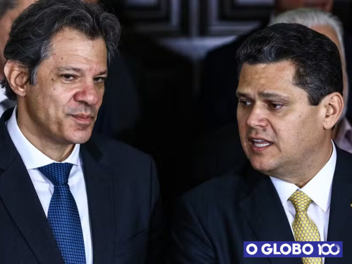 Ministro da Fazenda, Fernando Haddad e Davi Alcolumbre, presidente do Senado Federal, dão entrevista coletiva na residência oficial do Senado — Foto: Brenno Carvalho / Agência O Globo