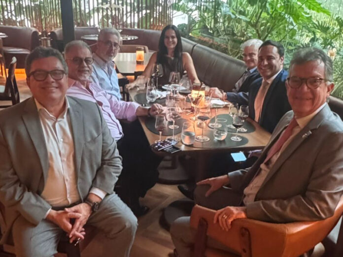 DINIZ PARTICIPA DA CONFRATERNIZAÇÃO DO SEAC-SP Diniz participa da Confraternização do Seac-SP