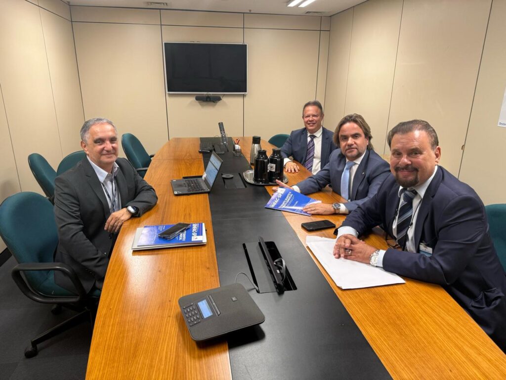 Reunião de follow up com o Chefe do Departamento de Regulação do Sistema Financeiro do BC, Mardilson Queiroz (à esquerda)