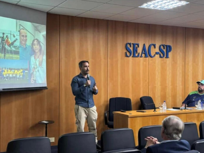 O Sindicato das Empresas de Asseio e Conservação no Estado de São Paulo (SEAC-SP) realizou, no dia 23 de fevereiro, a palestra “Lei de Cotas na Prática: Segurança Jurídica – Soluções Reais para as Empresas”, reunindo especialistas e empresários para discutir a aplicação da legislação no setor de limpeza e conservação. O encontro abordou desafios e soluções para o cumprimento da Lei de Cotas, que determina a contratação de pessoas com deficiência por empresas com mais de 100 funcionários. A iniciativa buscou apresentar experiências práticas e orientar o setor sobre formas de cumprir a legislação com responsabilidade social e segurança jurídica. Entre os convidados estavam Tadeu Mitraud, diretor-presidente da Associação Mineira de Desportos para Amputados, e Adilson Nunes, vice-presidente da Confederação Brasileira de Futebol para Amputados. Durante a palestra, os especialistas compartilharam cases reais e iniciativas de inclusão, destacando o papel do esporte e da sociedade na ampliação das oportunidades para pessoas com deficiência no mercado de trabalho. Segundo os participantes, além de promover inclusão social, a correta aplicação da Lei de Cotas também contribui para reduzir riscos trabalhistas, fortalecer a imagem institucional das empresas e ampliar a diversidade no ambiente corporativo. Para o setor de asseio e conservação, que emprega milhares de trabalhadores em todo o país, o tema é considerado estratégico. Por isso, o SEAC-SP reforça que oferece orientação técnica e assessoria jurídica especializada às empresas associadas, auxiliando na interpretação da legislação e na adoção de práticas adequadas para o cumprimento da norma. A iniciativa faz parte das ações da entidade voltadas à capacitação e ao apoio institucional às empresas do setor, promovendo debates sobre temas relevantes para a gestão empresarial e a segurança jurídica das organizações.SEAC-SP debate aplicação da Lei de Cotas e destaca caminhos para garantir segurança jurídica às empresas