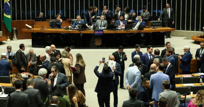 01 - Atualização: Câmara aprova Estatuto do Aprendiz e acende alerta no setor de serviços