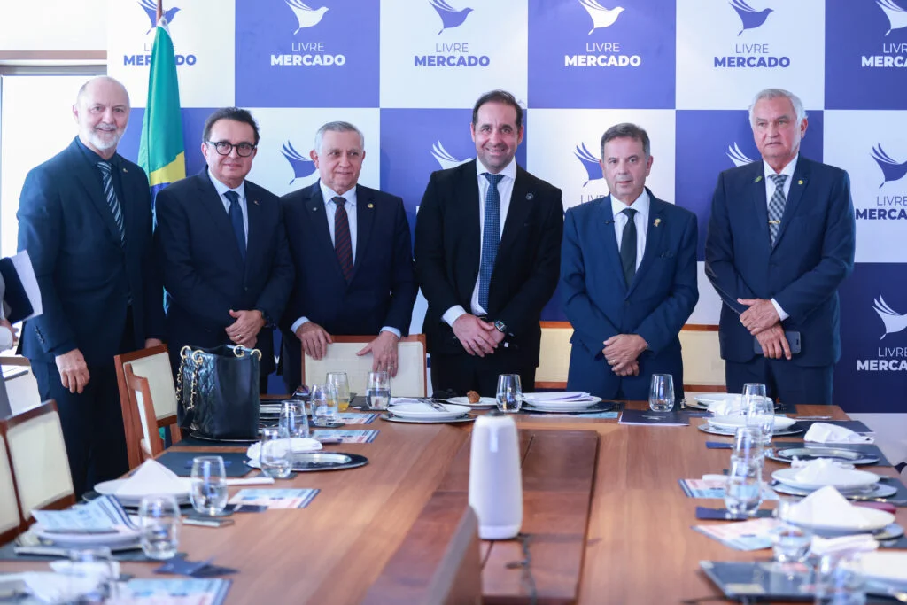 Presidente da Febrac é homenageado pelo Instituto Livre Mercado