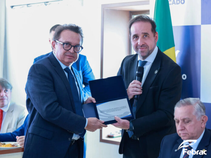 Presidente da Febrac é homenageado pelo Instituto Livre Mercado