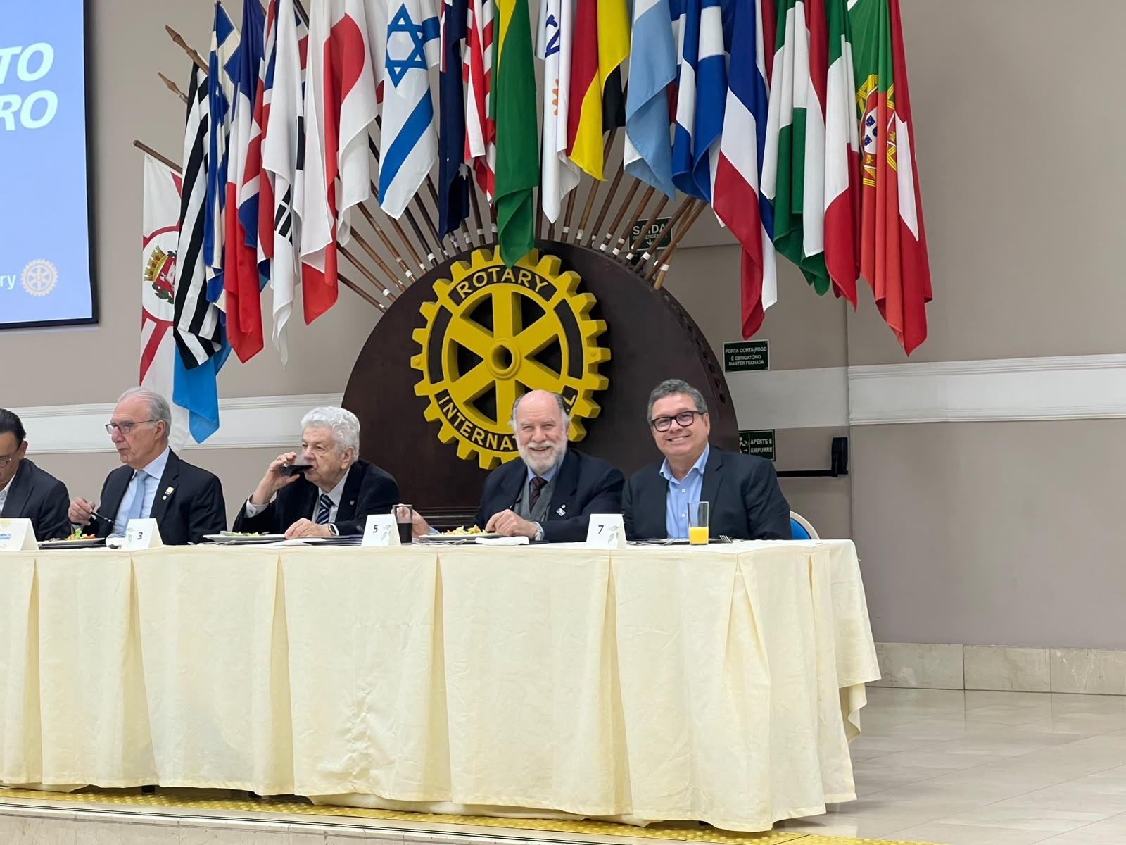 Lideranças durante encontro no Rotary Club de São Paulo
